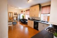 Bostock Villa, Northampton Centre, Large-rooms, Recently refurbished, Netflix, Communal spaces - B&B Kingsthorpe