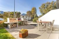 Spacious Upper-Floor Apartment with Loft & Garden - B&B Reikiavik