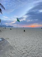 Pé Na Areia Na Av Atlântica 2 Quartos e Garagem - B&B Camboriú