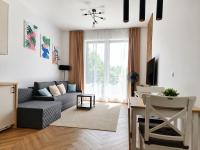 Blisko lotniska 3 os studio z balkonem i parkingiem by City Host - B&B Łódź