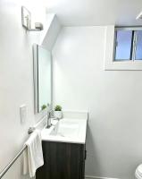 Fully Private Basement Suite Private Entrance Kitchen Bathroom Free Parking Near Oakwood Station TTC Hwy 401 - Chambres d'hôtes Toronto