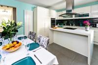 Stylish Railway Cottage - Beach 1.9m - Sleeps 10 - B&B Parkstone