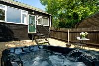 Dreamwood Retreat - Woodland Retreat with Private Hot Tub - Chambres d'hôtes Blandford Forum