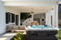 Villa Oasis - Garden with Jacuzzi by the Beach - B&B Arenella