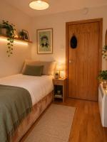 Cosy room with private bathroom - female only - Ferienwohnung Dublin