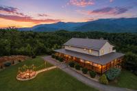 Mountain Melody – Luxe 4-Bedroom Retreat - VIEWS, 2 Hot Tubs, Chefs Kitchen, Game Room - B&B Gatlinburg
