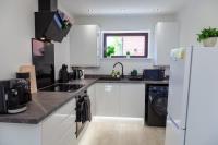 Spacious 4BR Home Ideal for Contractors, Business & Insurance Stays with Free Parking and Fast Wifi - B&B Pendlebury