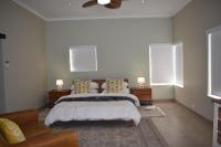 Habitación con cama extragrande y vistas al jardín 