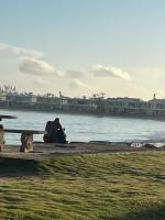 Serenity Escape, Cozy Stay w Secure Parking - B&B Runaway Bay