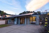 Sunshine Bay Stay, Lake Views & Cosy Fireplace - Chambres d'hôtes Queenstown