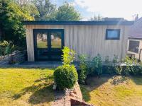 Plas Bach Annexe - Stylish Garden Annexe in the Heart of Prestatyn North Wales Less than 5 mins walk to high street We welcome workers couples solo travellers or small families More info in host details - Ferienwohnung Prestatyn