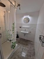 Zweibettzimmer mit Bad