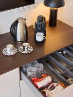 Zimmer mit Kingsize-Bett und Balkon