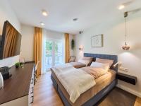 Zimmer mit Kingsize-Bett und Balkon