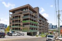 Upscale Condo in Downtown with Pool, Balcony, Gym and Garage - B&B Nashville