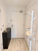 Modern, high-end one bedroom flat with rooftop garden, gym, co-working space and parking - B&B Cowbridge