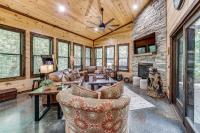 Hike, Soak & Play! Luxe Broken Bow Escape - Chambres d'hôtes Broken Bow