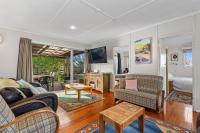 Coastal Hideaway - Waipu Cove Holiday Home - B&B Waipu