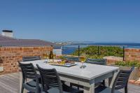 House Fynbos Onrus Sea & Mountain View Villa - Bed and Breakfast Hermanus