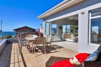 Ocean-View Villa In Kleinmond, Sleeps 10, Steps To Sea - Chambres d'hôtes Kleinmond