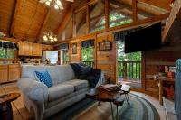 Romantic Smoky Mtn Cabin w Jetted Tub, Hot Tub - Chambres d'hôtes Sevierville