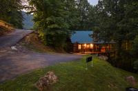 Romantic Smoky Mtn Cabin w Jetted Tub, Hot Tub - Chambres d'hôtes Sevierville