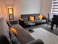 1 Bedroom Flat - Manchester Airport Apartment - 7 mins to MAN - Staycations & Business stays! - B&B Mánchester