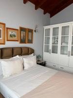 Kamer met Queensize Bed en Uitzicht op de Tuin