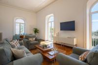 Near the Cinque Terre, Elegant Apartment situated within the LTZ of the historic centre overlooks the gardens and the seafront and it comes with a rare Private Garage 600 mt away, Elevator, 5min to Ferries and 15min to Trains by walk - B&B La Spezia