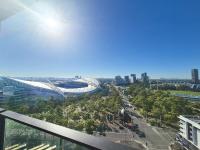 Luminous Luxe 2-Bedroom Apartment w Stadium View - B&B Sydney