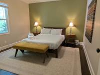 The Homestead Bungalow 2BR Den, Pets OK - Bed and Breakfast Durham