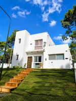 CASA LINDA - a 100mts Camino de los Pioneros - 6pers - Ferienwohnung Pinamar