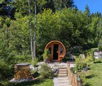 Ferienhaus Lechner am Waldrand mit Holzfasssauna & Außendusche, Bergblick und Naturgarten" - B&B Abtenau