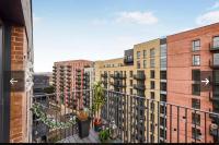 Modern top floor 1 bedroom apartment with balcony & sky views - B&B Hayes