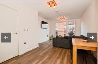 Modern top floor 1 bedroom apartment with balcony & sky views - B&B Hayes