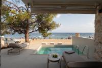 Strovilla Astraea Beachfront Villas with Private Pool - B&B Psakoúdia
