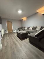 Trinity Place Sleeps 9 Contractors & Families - B&B Morton