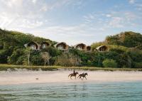 Kini Resort - Luxury Beachfront Bamboo Resort - Chambres d'hôtes Sekongkang