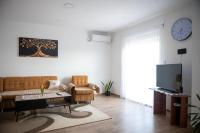 Spacious Family Apartment - 2 Bedrooms & Private Garage - Ferienwohnung Trebinje