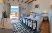 Zimmer mit Kingsize-Bett und Meerblick