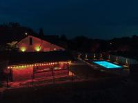 Natura Lux Holiday House with Pool and Jacuzzi - Chambres d'hôtes Veliko Trojstvo