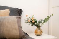 Quiet Apartment with XXL Sofa and 65 Inch TV - B&B Dresda
