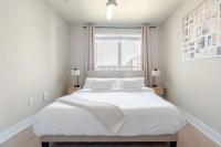 Top-Floor Luxury Retreat, King Bed, Full Kitchen, Private Balcony - B&B Frisco