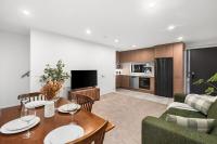 Gated Quiet CBD Townhouse Free Parking and EV - Chambres d'hôtes Christchurch