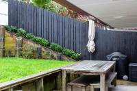 Sunny 3-Bed Family Home in Remuera with a Garden, BBQ & Free Parking - Chambres d'hôtes Auckland