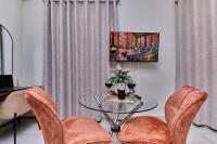 Chic Studio Apt-Central location to Sandton City, Melrose Arch and Rosebank with Pool, Gym and Office Spaces - Self Check In - Chambres d'hôtes Johannesbourg