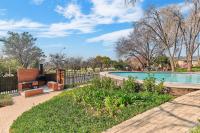 Chic Studio Apt-Central location to Sandton City, Melrose Arch and Rosebank with Pool, Gym and Office Spaces - Self Check In - B&B Johannesburg