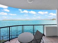 Absolute Waterfront King Studio with Pool and Beach Views in Caloundra - B&B Caloundra