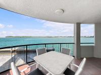 Ocean View 1BR Large Corner Balcony - Bed and Breakfast Caloundra