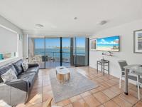 Ocean View 1BR Large Corner Balcony - B&B Caloundra